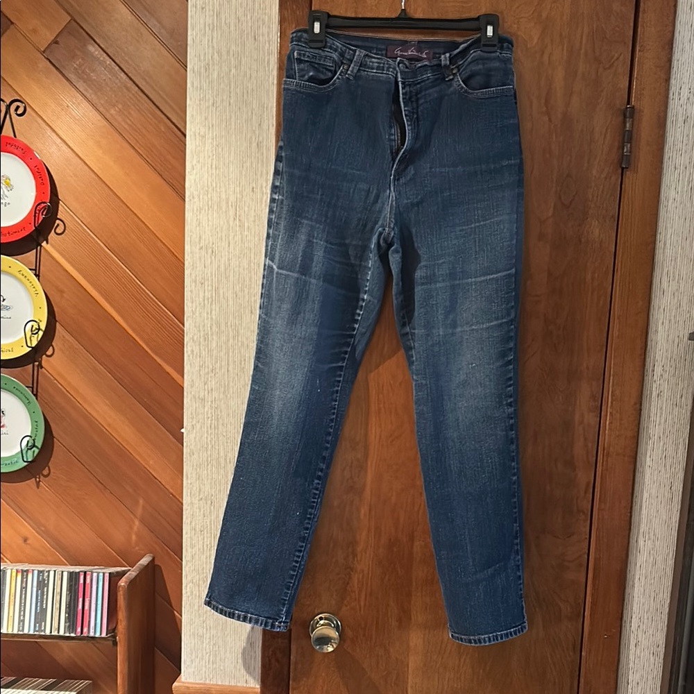 Women’s size 10 Gloria Vanderbilt “Amanda” jeans.